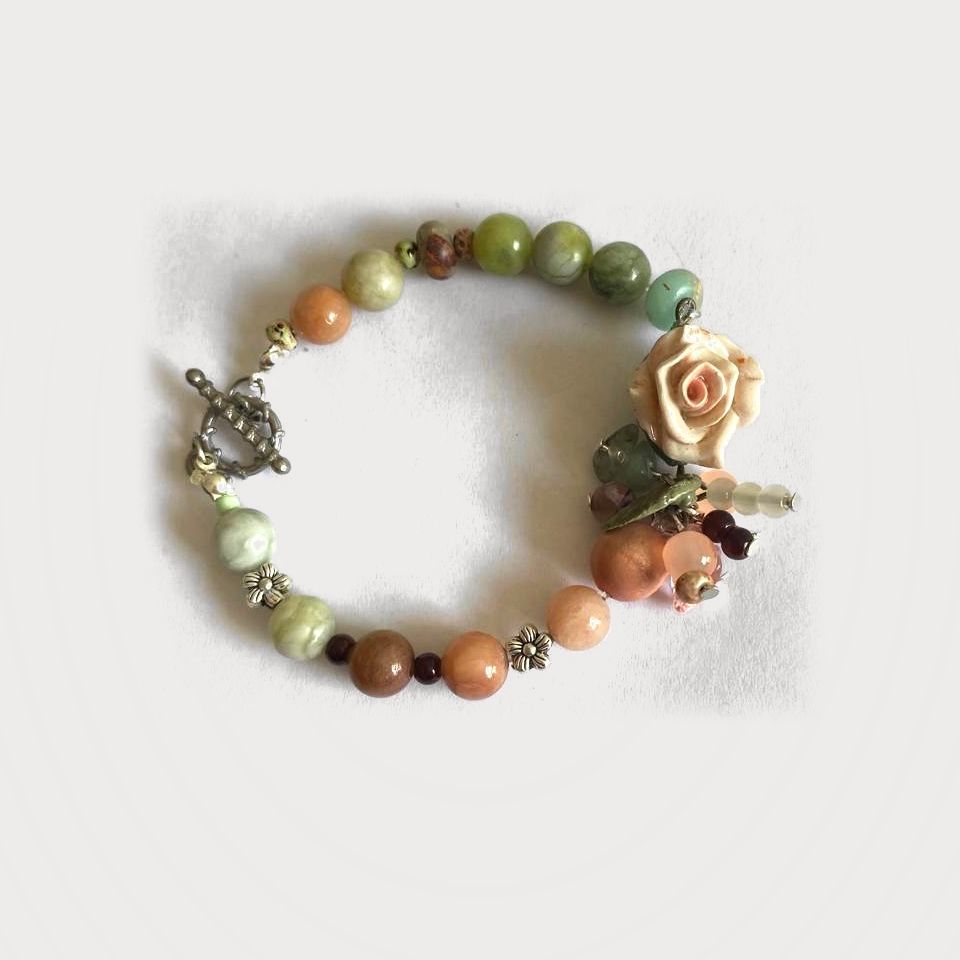 Pulsera Órbita de cuentas de arcilla y cuarzo rosa con una flor de cerámica