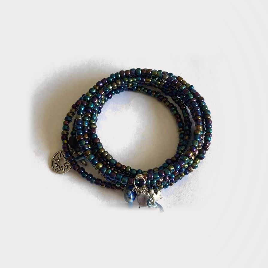 Pulsera Duna en espiral de chaquiras azul oscuro con dijes de pewter