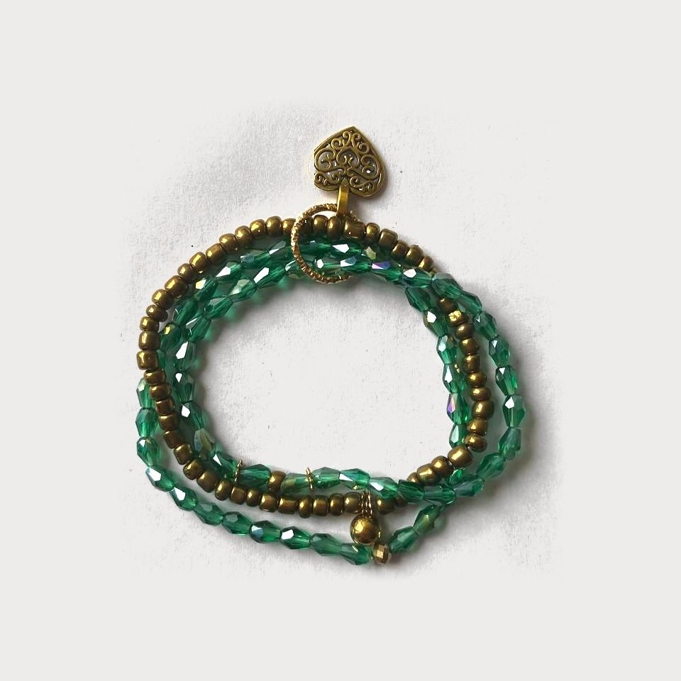 Pulsera Fronda de tres hilos de cristal verde y chaquira dorada con un dije de corazón