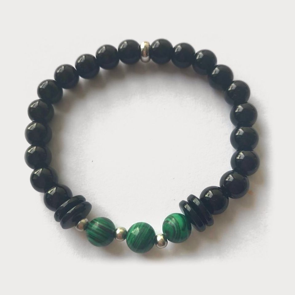 Pulsera Selva de cuentas negras con tres cuentas de malaquita verde