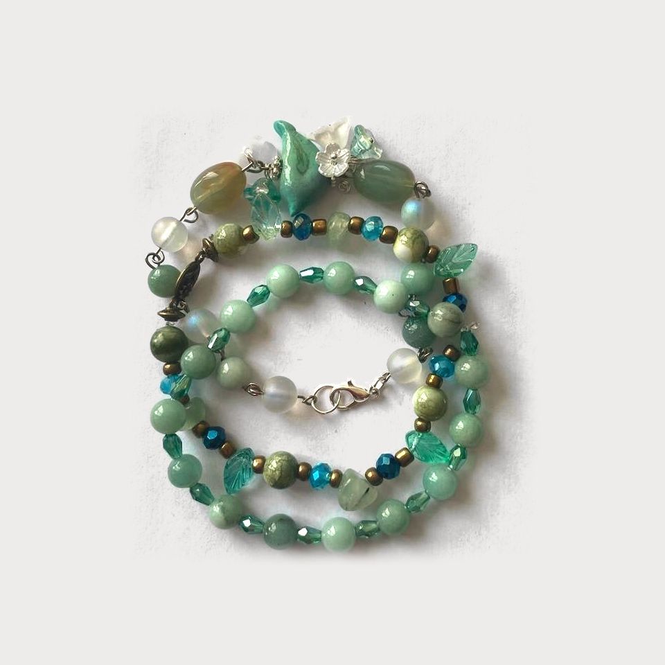 Pulsera Enramada de dos vueltas de cuentas verdes y turquesa con pequeñas hojas