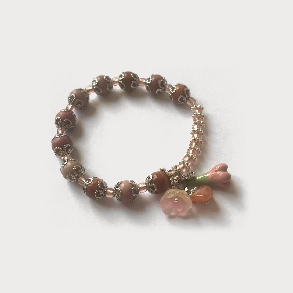Pulsera Pétalo de piedras naturales en tonos terracota con flores de arcilla rosa
