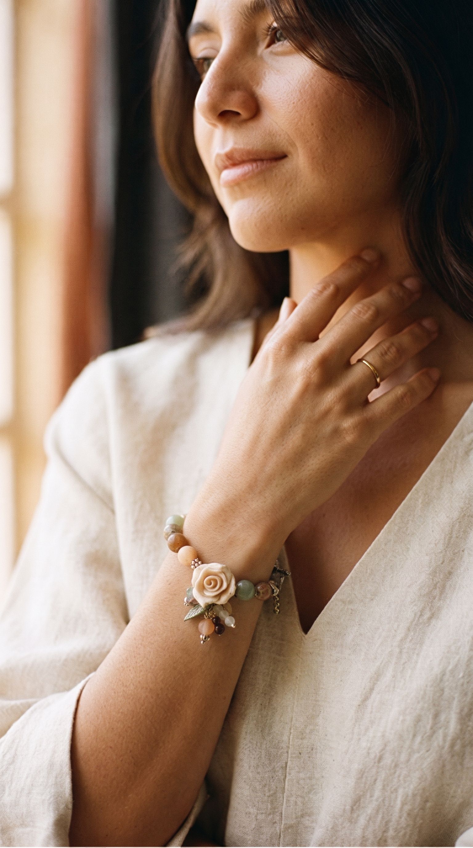 Mujer junto a una ventana luciendo una pulsera